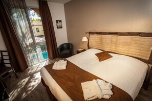 In-room safe, desk, blackout curtains, soundproofing - Le Clos de l'Aube Rouge (Castelnau-le-Lez)