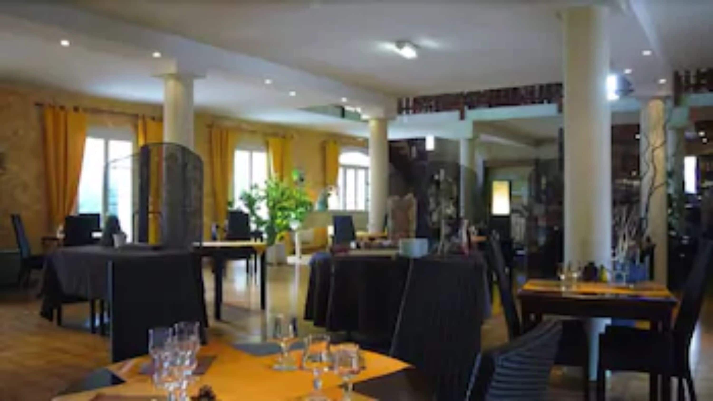 breakfast, lunch, dinner served; pool views