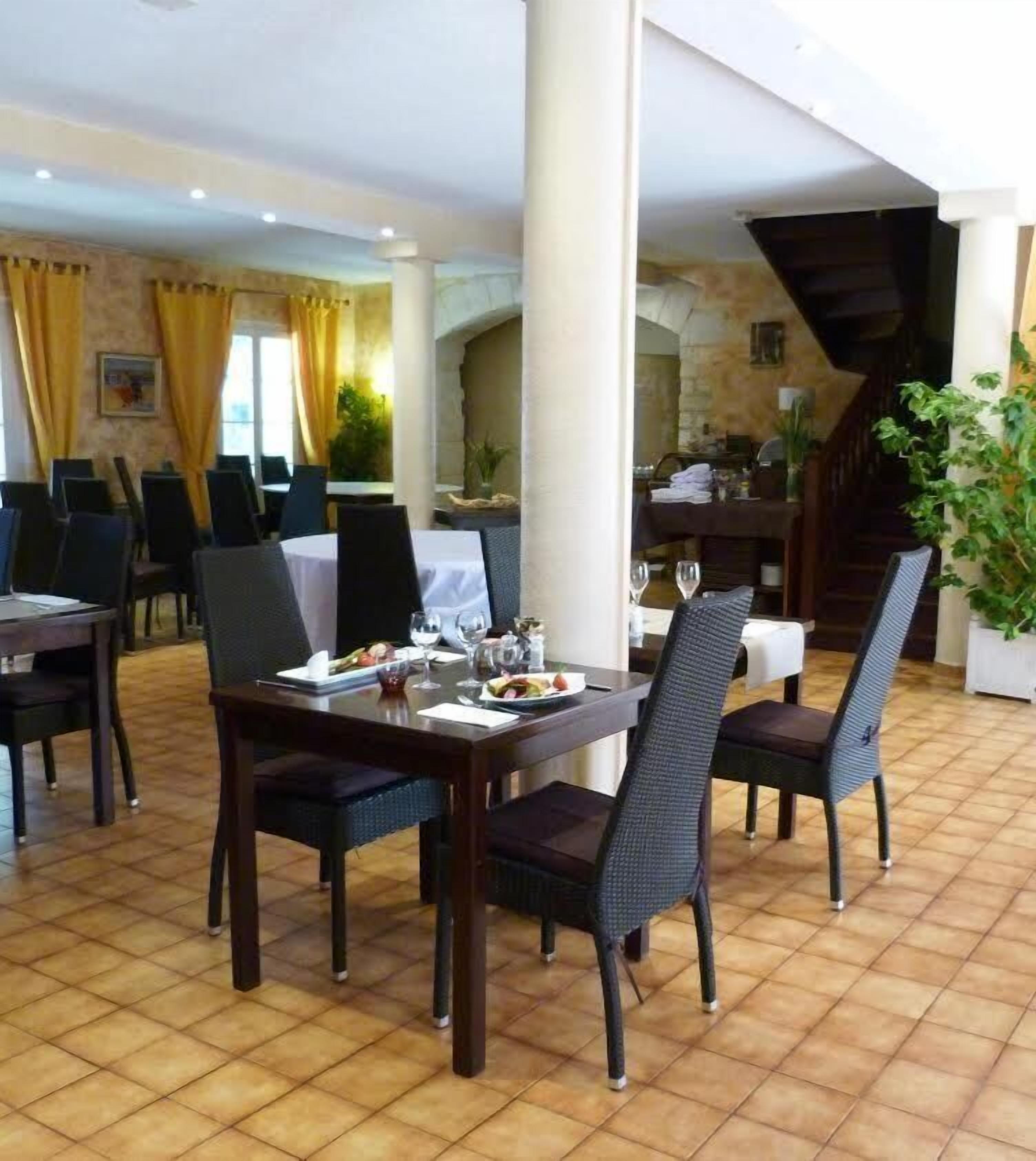 Daily continental breakfast (EUR 12.00 per person)