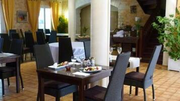 Daily continental breakfast (EUR 12.00 per person)