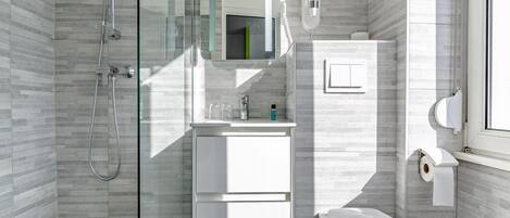 Combined shower/tub, towels