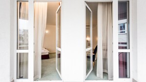 Una camera d'albergo con un letto, una sedia e una scrivania.