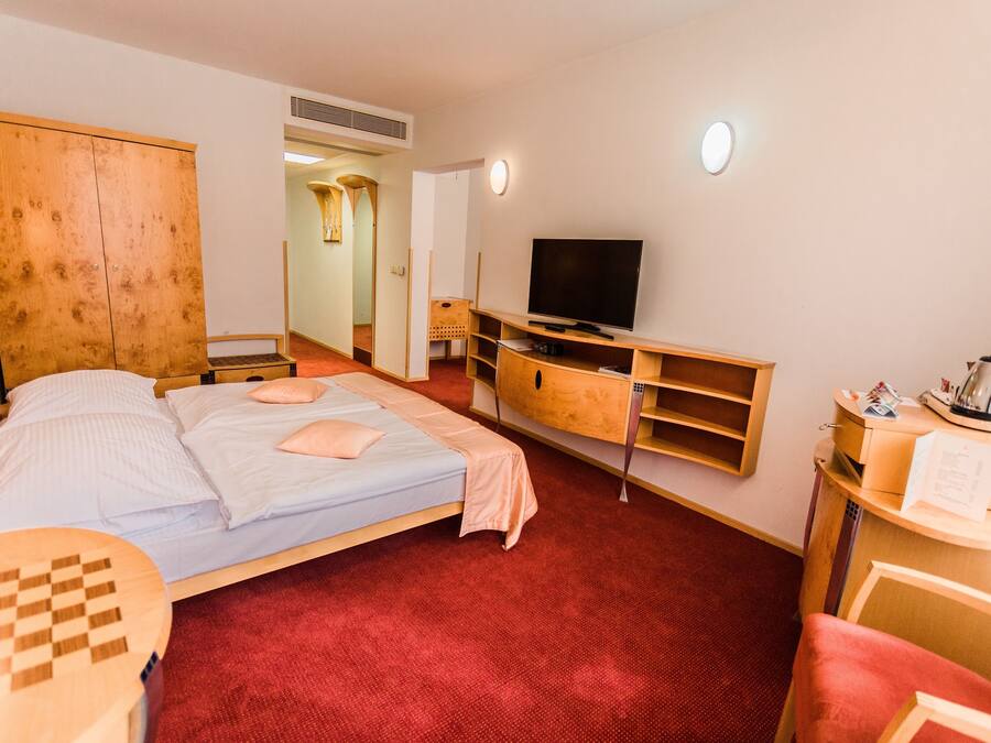 Suite junior | Minibar, caja fuerte, escritorio y cortinas opacas