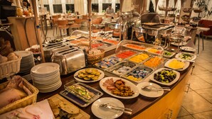 Un buffet con diversi piatti e servizio self-service.