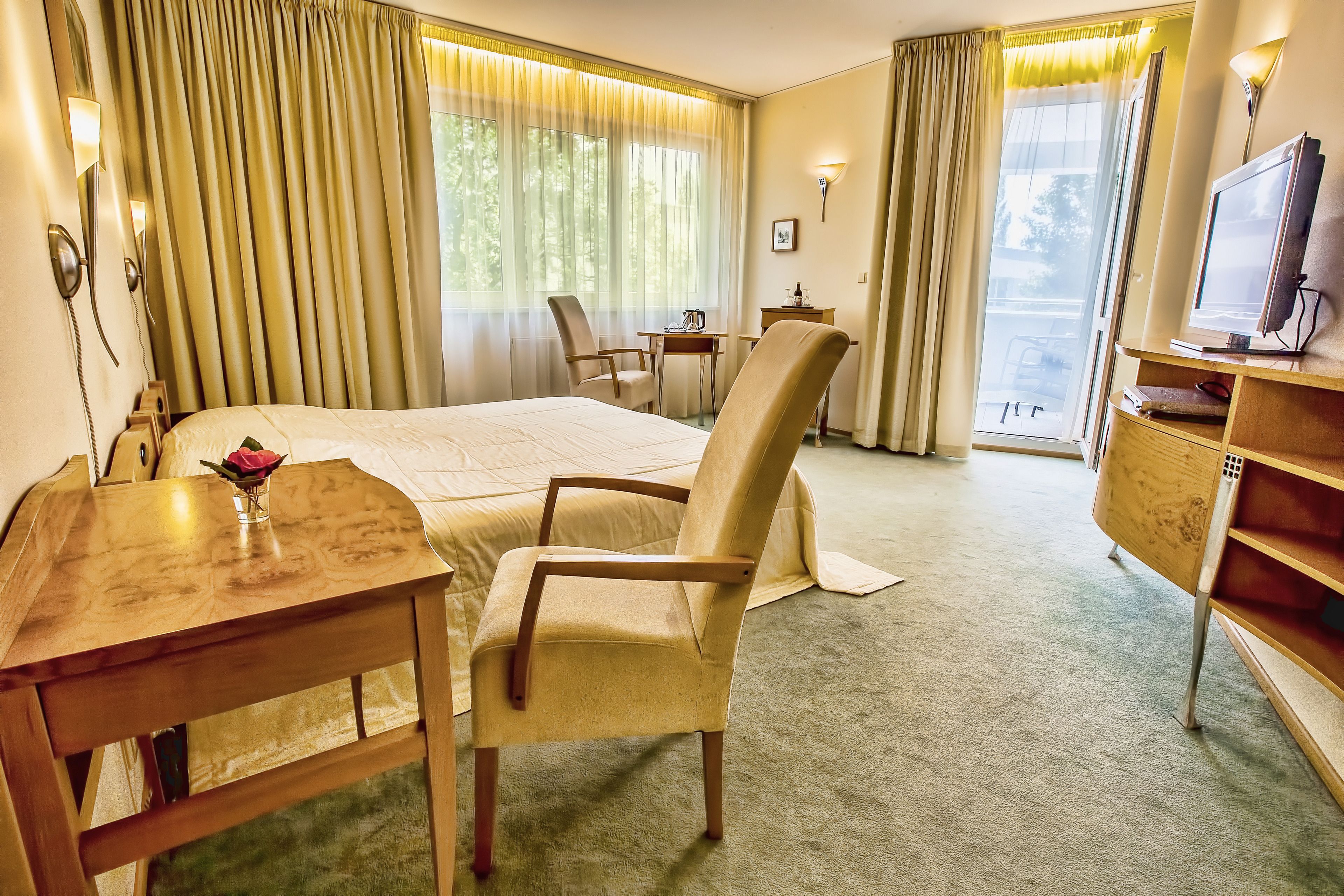 Kamar Double atau Twin Standar | Minibar, brankas, meja kerja, dan tirai kedap cahaya