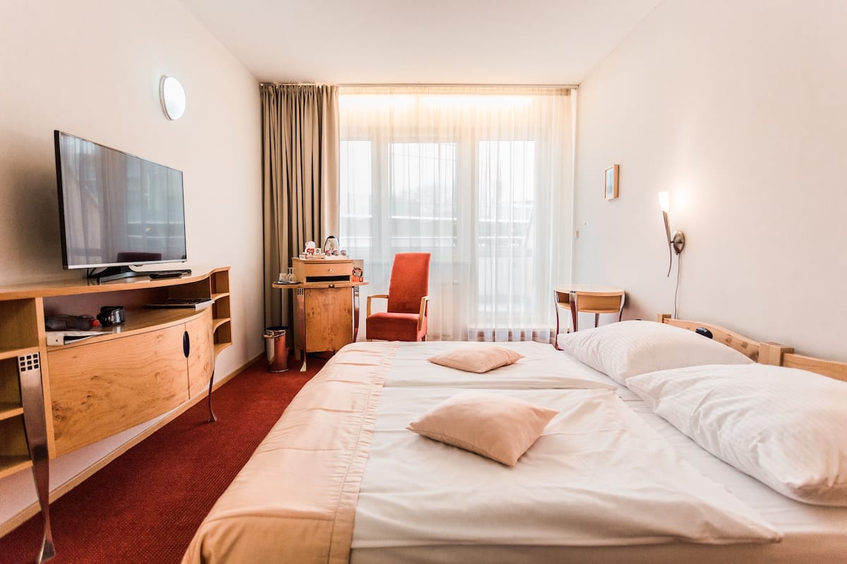 junior suite | minibar, in-room safe, desk, blackout curtains