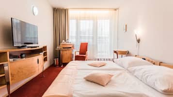 Junior Suite | Minibar, in-room safe, desk, blackout drapes