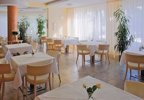 Se sirven desayunos y cocina regional (con mesas al aire libre) 