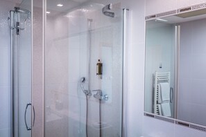 Standard Double or Twin Room | Bathroom | Shower, free toiletries, hair dryer, towels - Hotel SET (Bratislava)