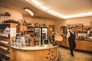 Bar (on property) - Hotel SET (Bratislava)