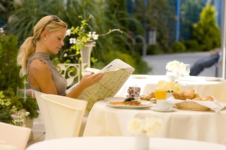 Breakfast served, Regional cuisine, alfresco dining