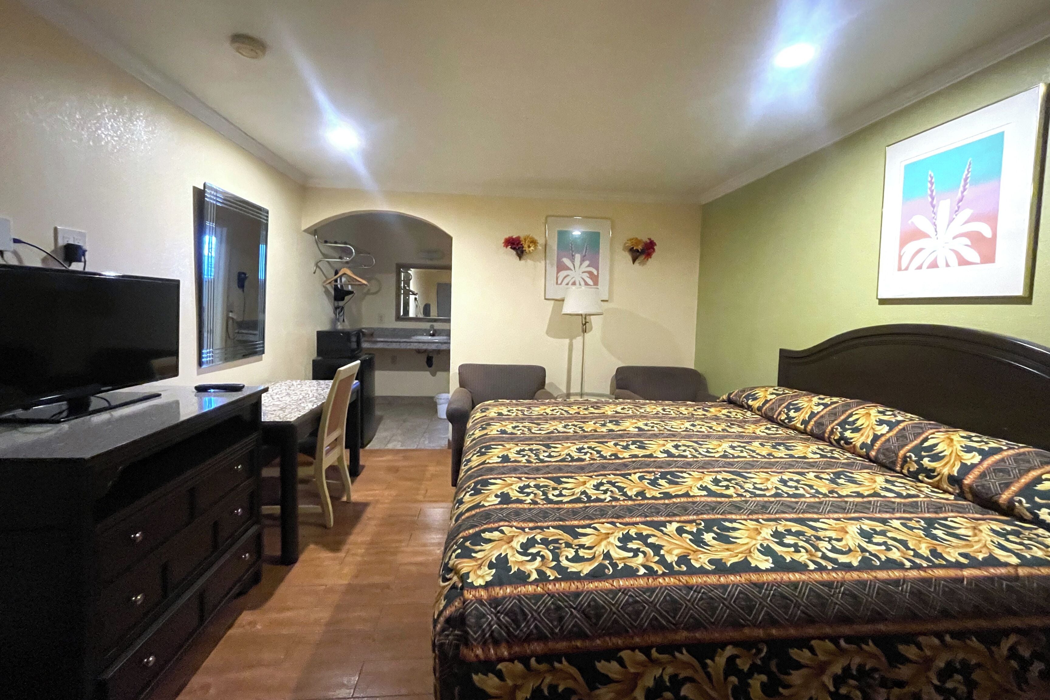 โต๊ะทำงาน, เตารีด/โต๊ะรีดผ้า, Wi-Fi ฟรี, ผ้าปูที่นอน