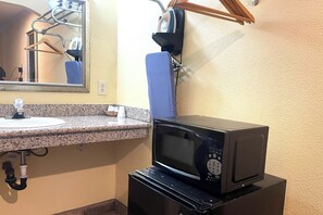 ห้องดีลักซ์, เตียงใหญ่ 2 เต ียง, ปลอดบุหรี่ | ห้องน้ำ | ของใช้ในห้องน้ำฟรี, ผ้าเช็ดตัว