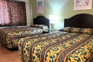 华丽客房, 2 张双人床 | 办公桌、熨斗/熨板、免费 WiFi、床单