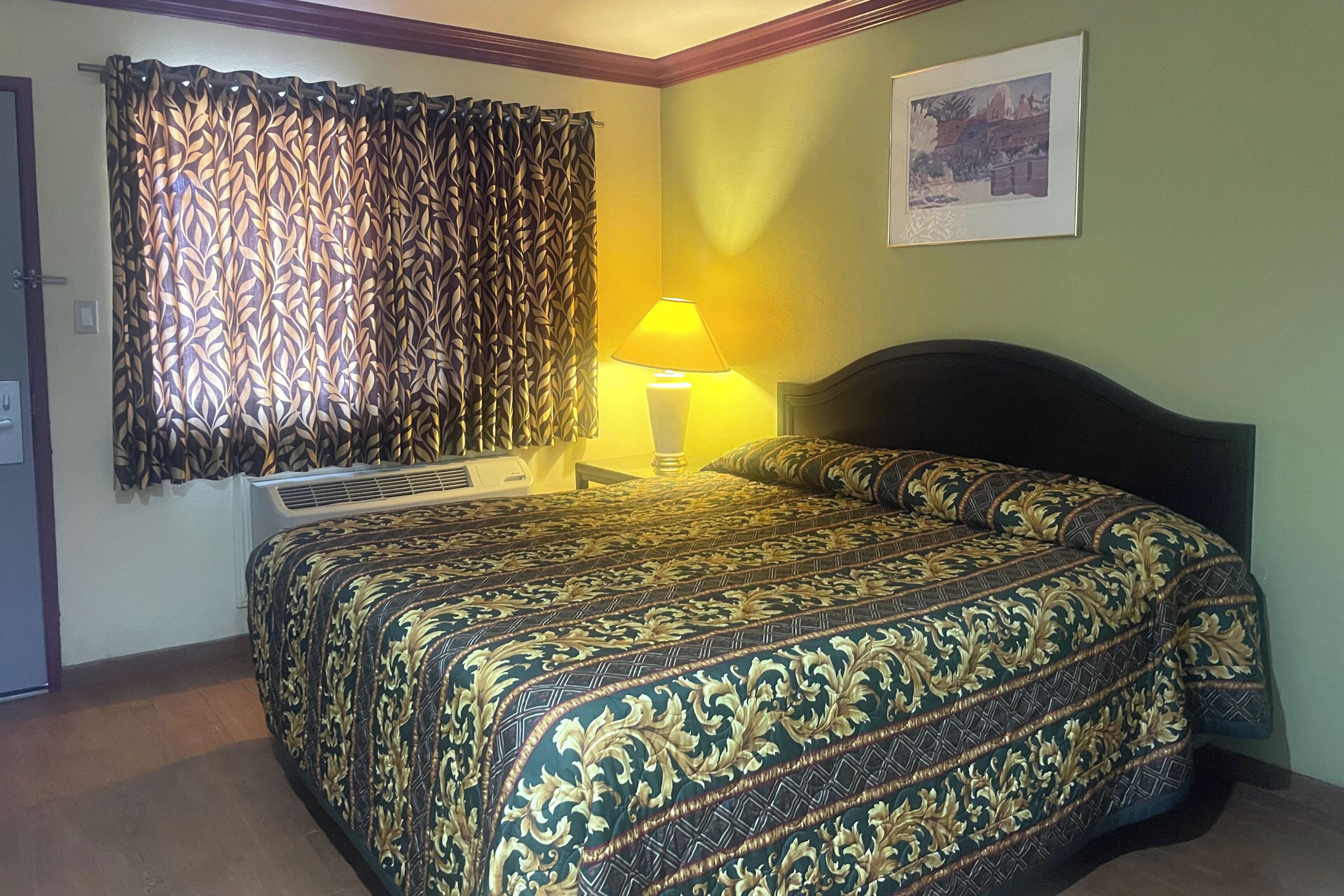 โต๊ะทำงาน, เตารีด/โต๊ะรีดผ้า, Wi-Fi ฟรี, ผ้าปูที่นอน