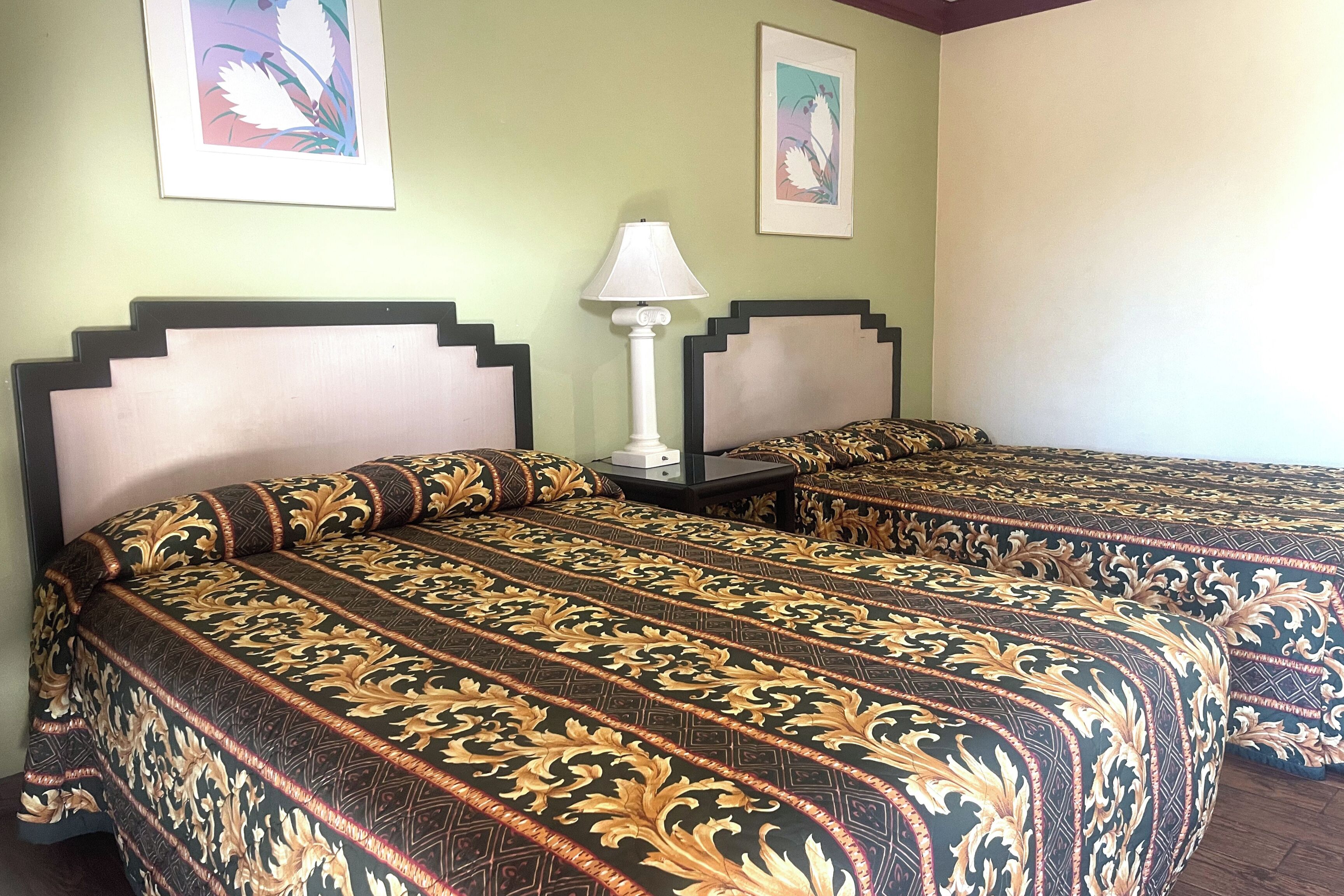 โต๊ะทำงาน, เตารีด/โต๊ะรีดผ้า, Wi-Fi ฟรี, ผ้าปูที่นอน