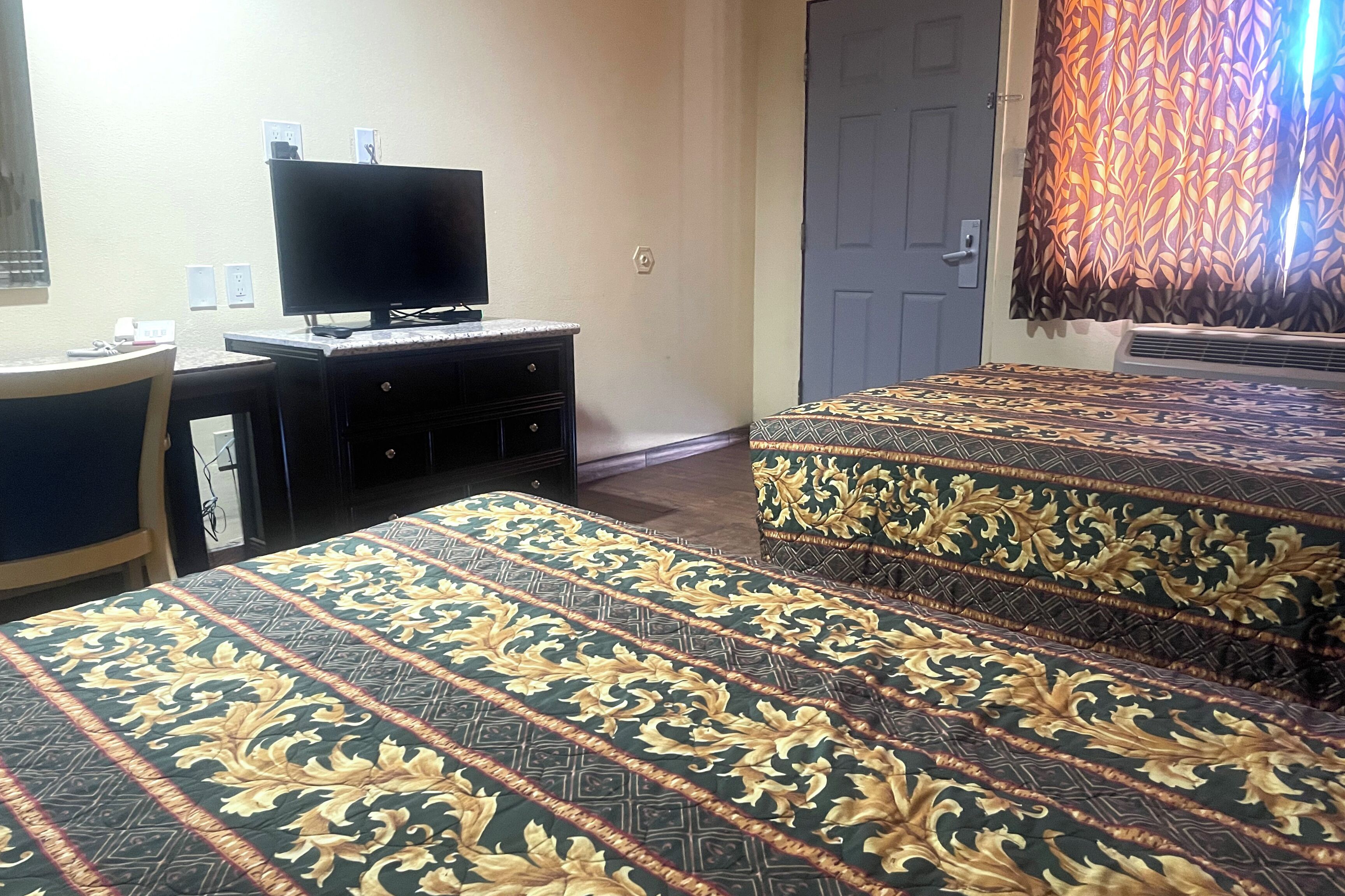 Pillowtop beds, desk, iron/ironing board, free WiFi