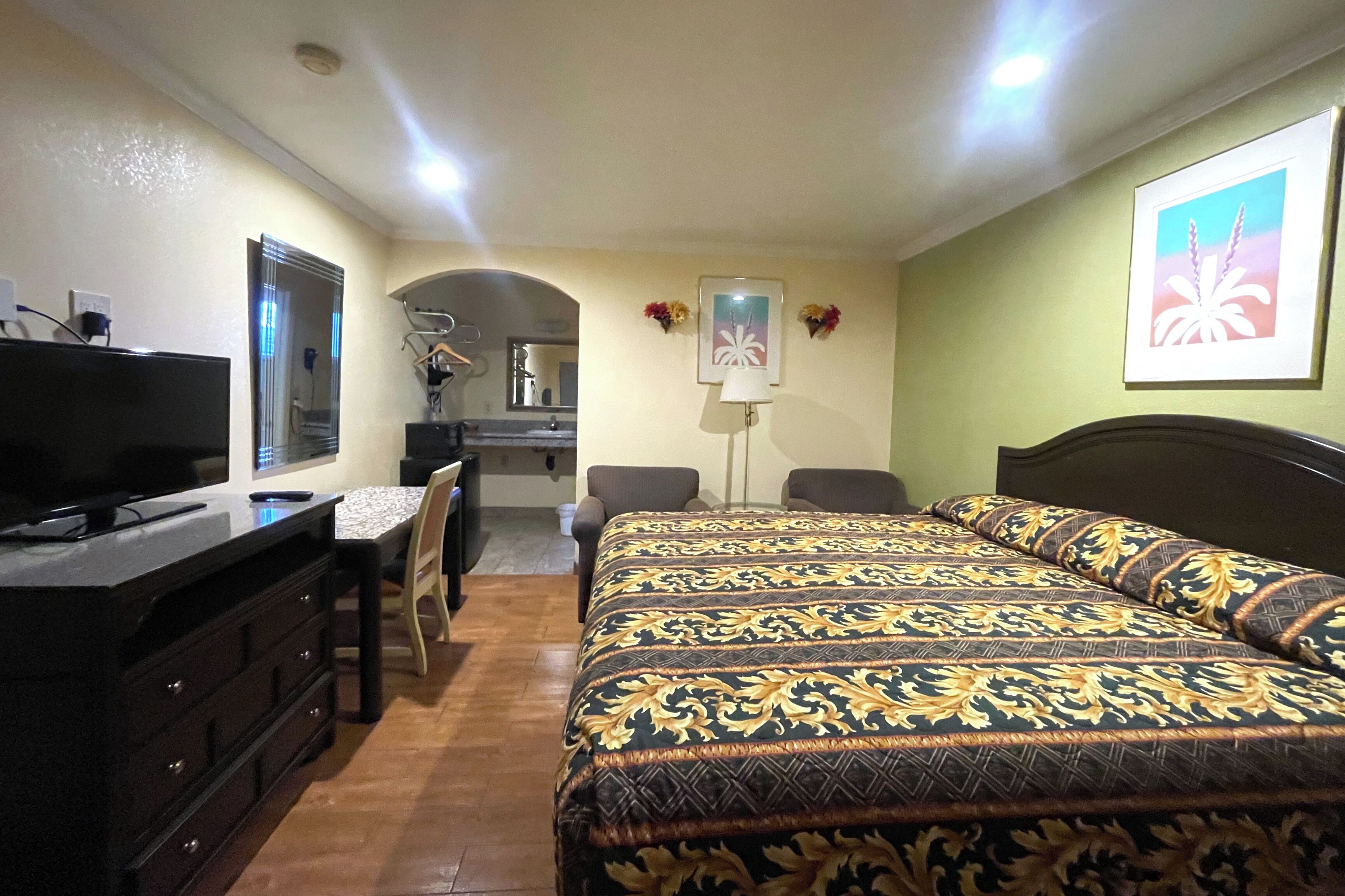 Pillowtop beds, desk, iron/ironing board, free WiFi