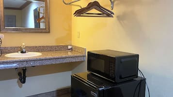 Habitación estándar, 2 camas matrimoniales | Baño | Amenidades de baño gratuitas y toallas