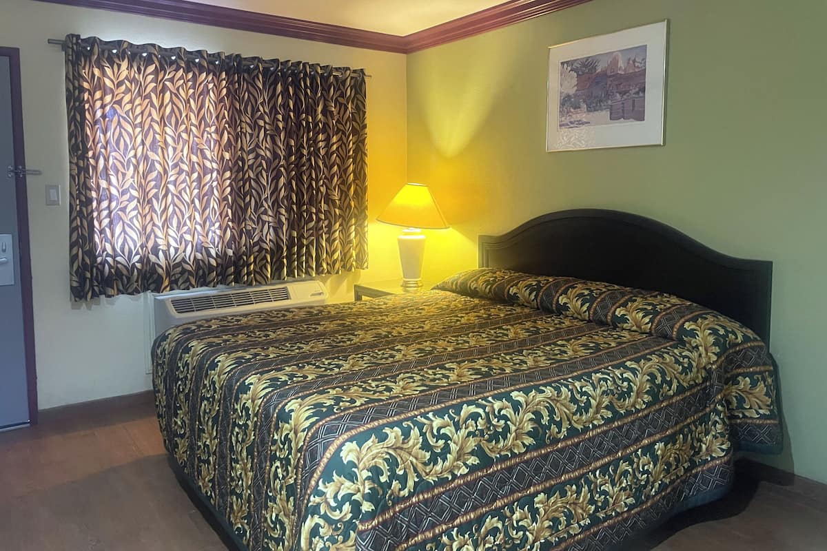 Standard Room, 1 King Bed | Desk, iron/ironing board, free WiFi, bed sheets