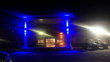 Voorkant accommodatie - avond/nacht