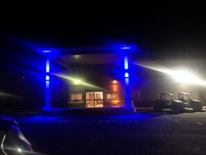 Voorkant accommodatie - avond/nacht