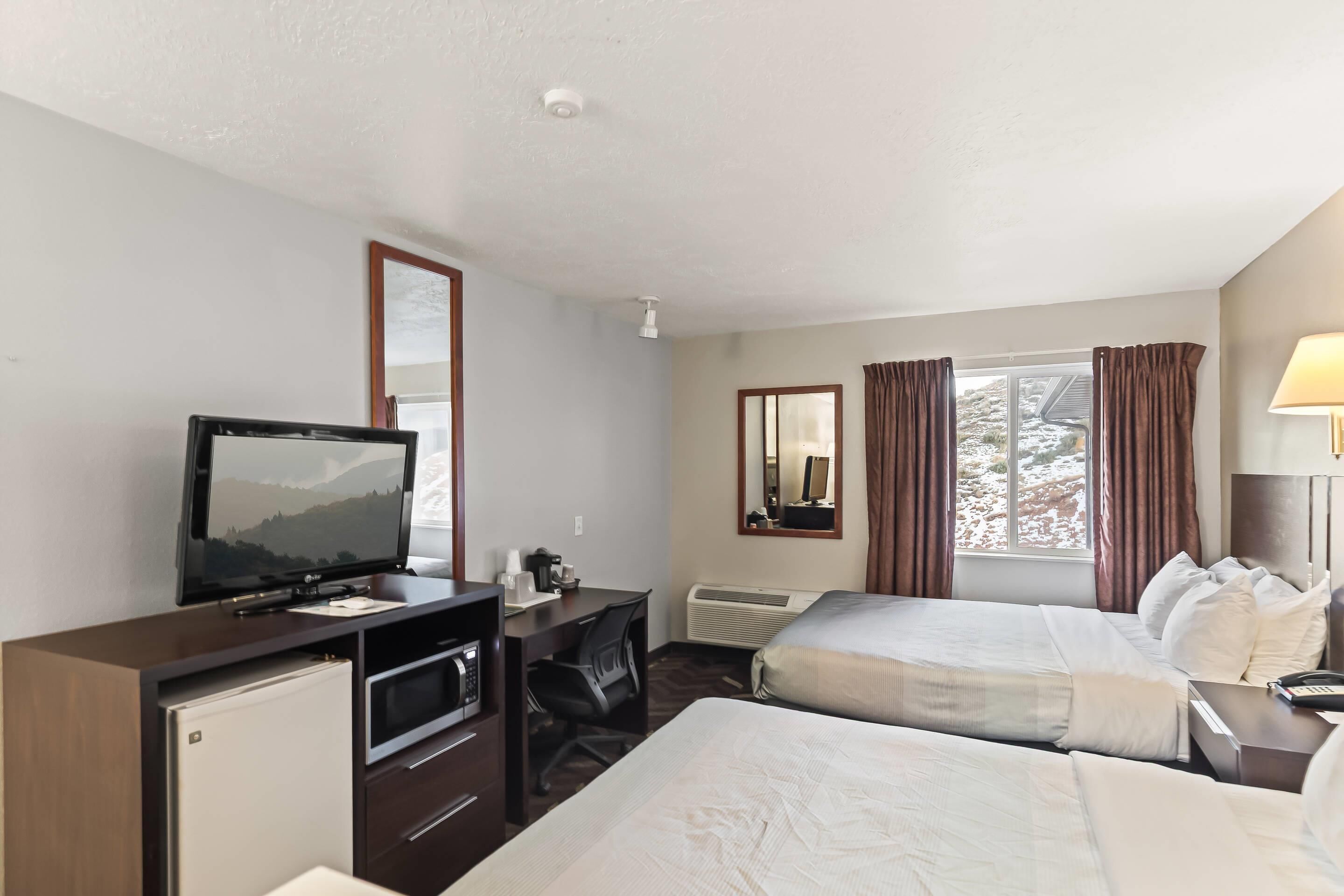 Chambre Standard, 2 grands lits, non-fumeur | Bureau, rideaux d’obscurcissement, accès au Wi-Fi (inclus)