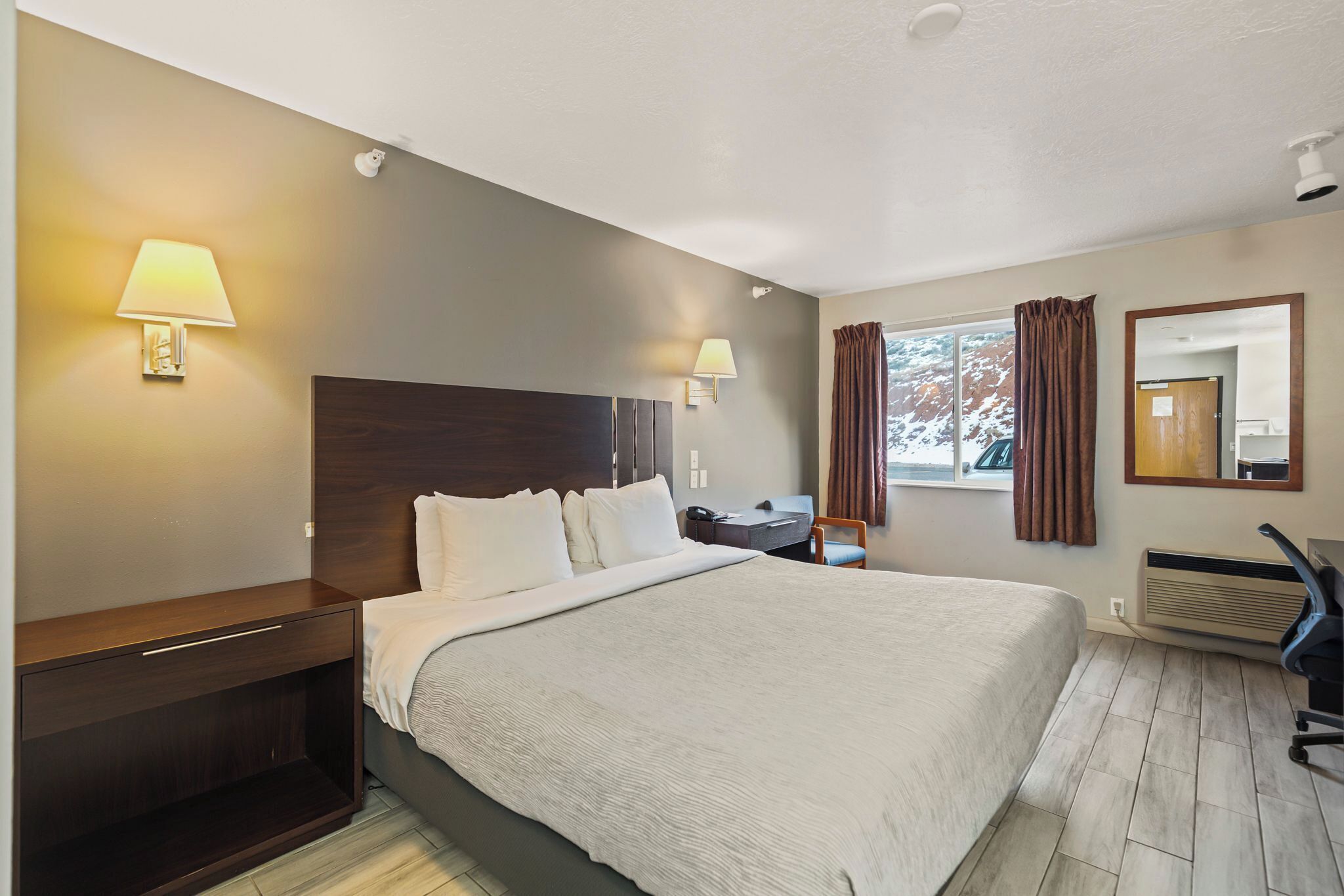 مكتب وستائر تعتيم وواي فاي مجانًا وملاءات أسرّة