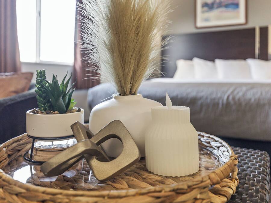 Een bureau, verduisterende gordijnen, gratis wifi, beddengoed