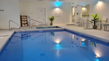 Piscine couverte, chaises longues