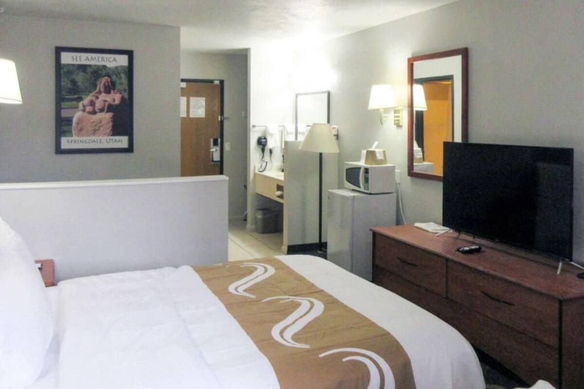 Desk, blackout drapes, free WiFi, bed sheets