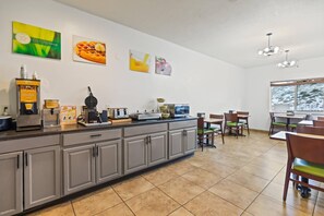 朝食 (コンチネンタル ブレックファスト)、毎日提供 (無料)