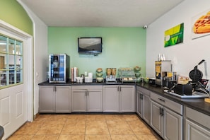 Free daily continental breakfast 