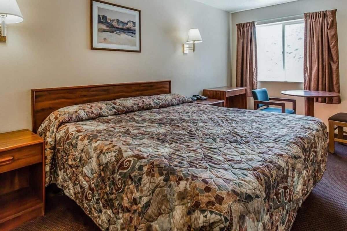 Desk, blackout drapes, free WiFi, bed sheets