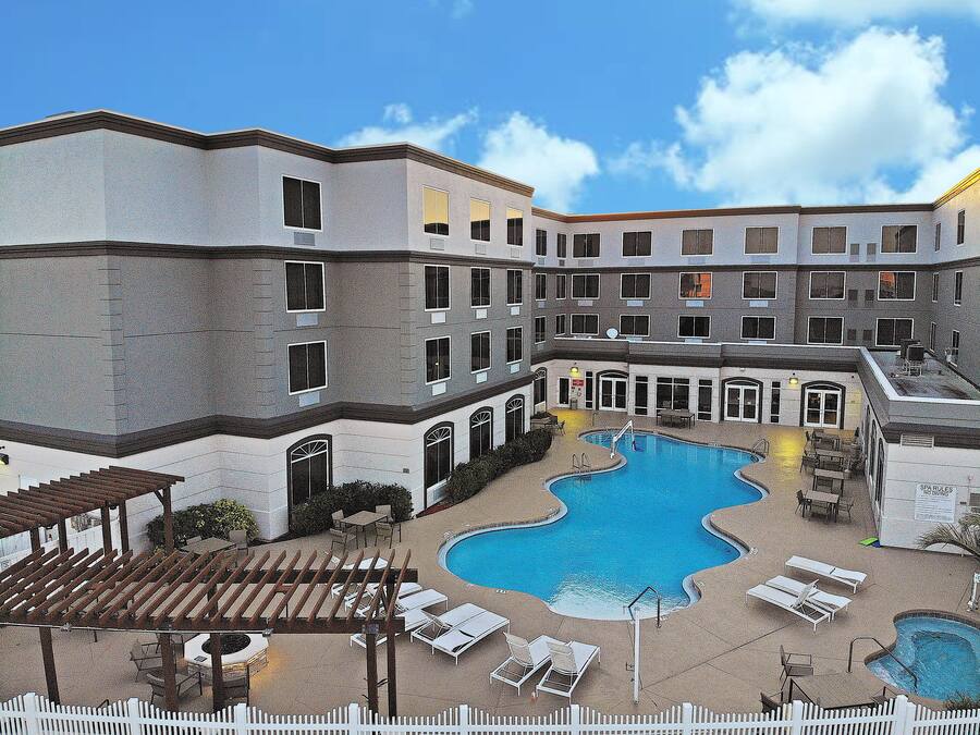 Una piscina al aire libre, tumbonas