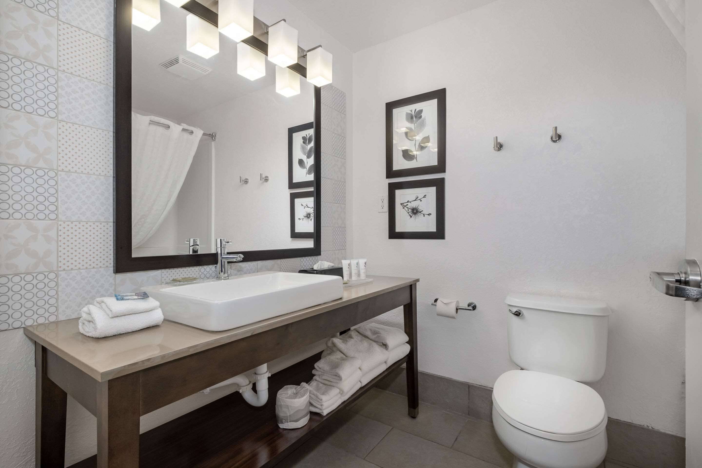 1 bedroom, premium bedding, pillow-top beds, desk