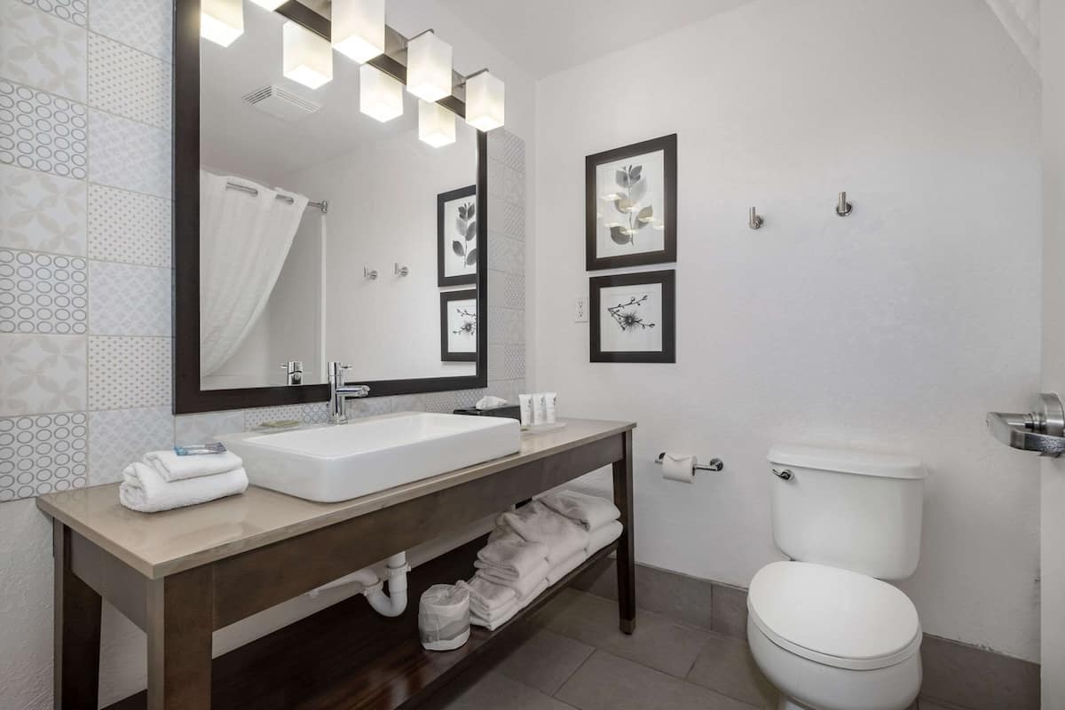 1 bedroom, premium bedding, pillow-top beds, desk