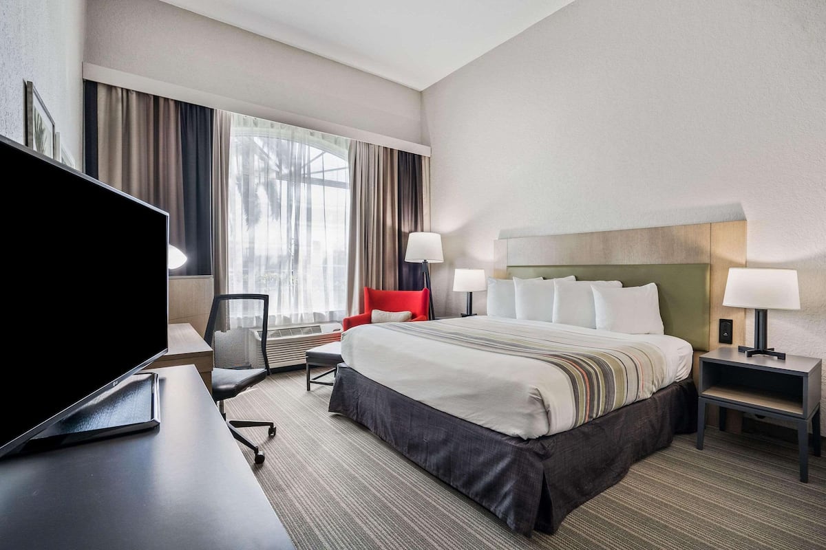 1 bedroom, premium bedding, pillow-top beds, desk