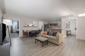 Ropa de cama de alta calidad, colchones con pillow-top y escritorio