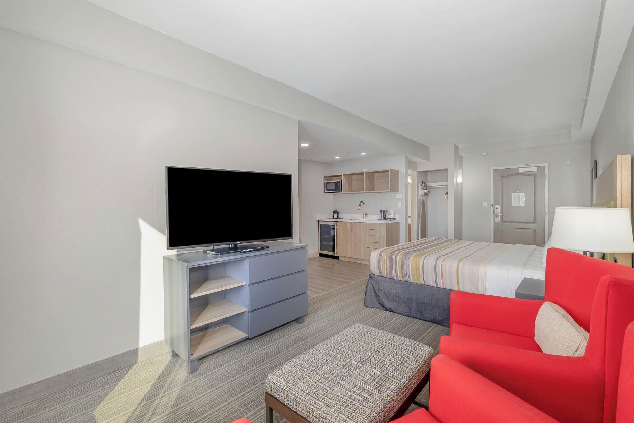 studio suite, 1 king bed, non smoking | 1 bedroom, premium bedding, pillow-top beds, desk