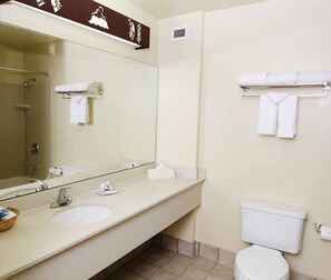 Bañera con ducha, artículos de tocador gratuitos, secador de pelo