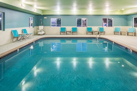 Una piscina techada. Holiday Inn Express Warrenton by IHG