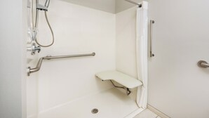 스탠다드룸, 킹사이즈침대 1개, 장애인 지원 (Mobility, Roll-In Shower) | 욕실 | 무료 세면용품, 헤어드라이어, 타월