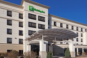A Holiday Inn hotel with a covered entrance and multiple floors. - Holiday Inn Express & Suites Carbondale - University Area by IHG (Carbondale)