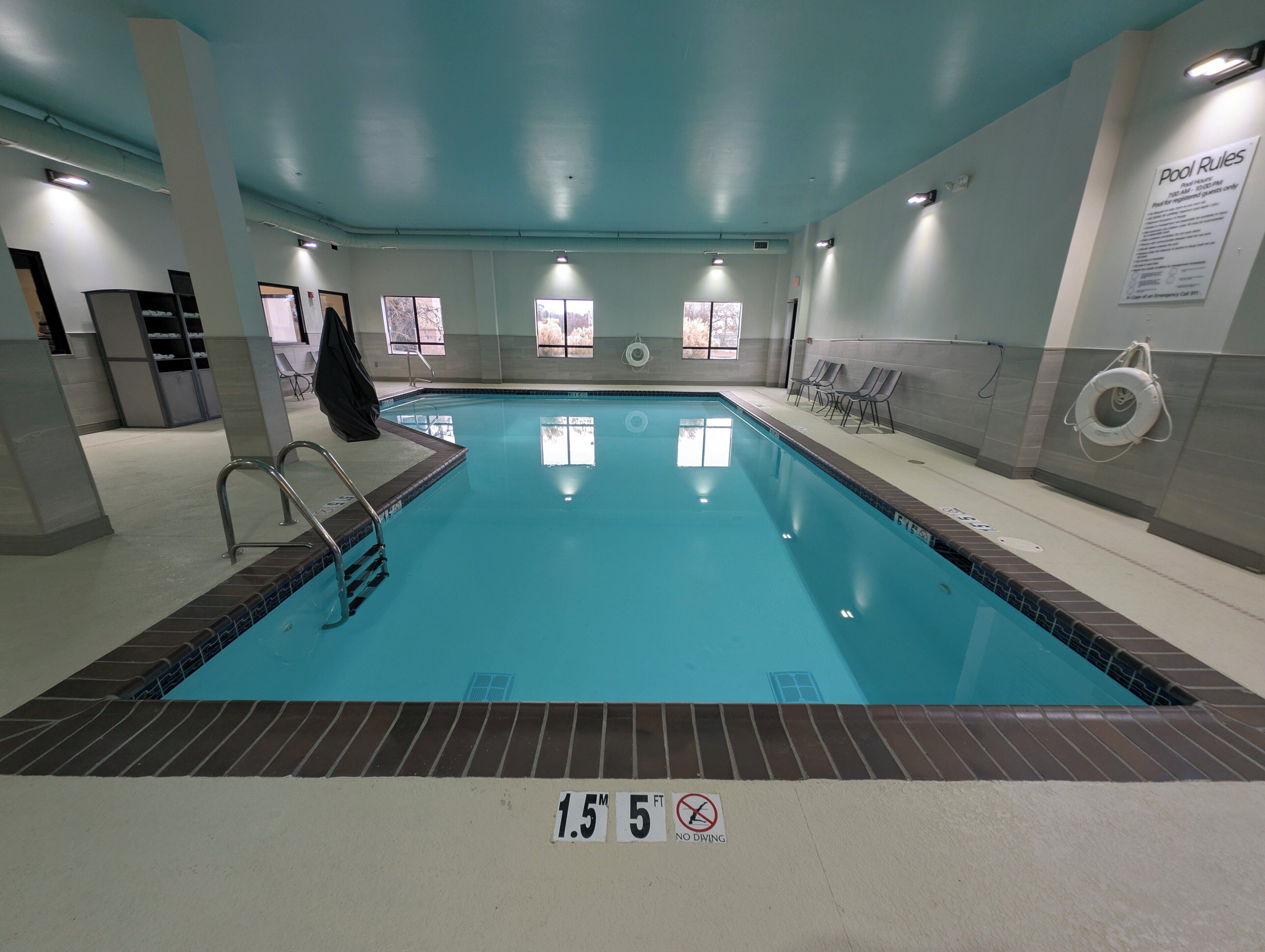 Una piscina techada, sillones reclinables de piscina