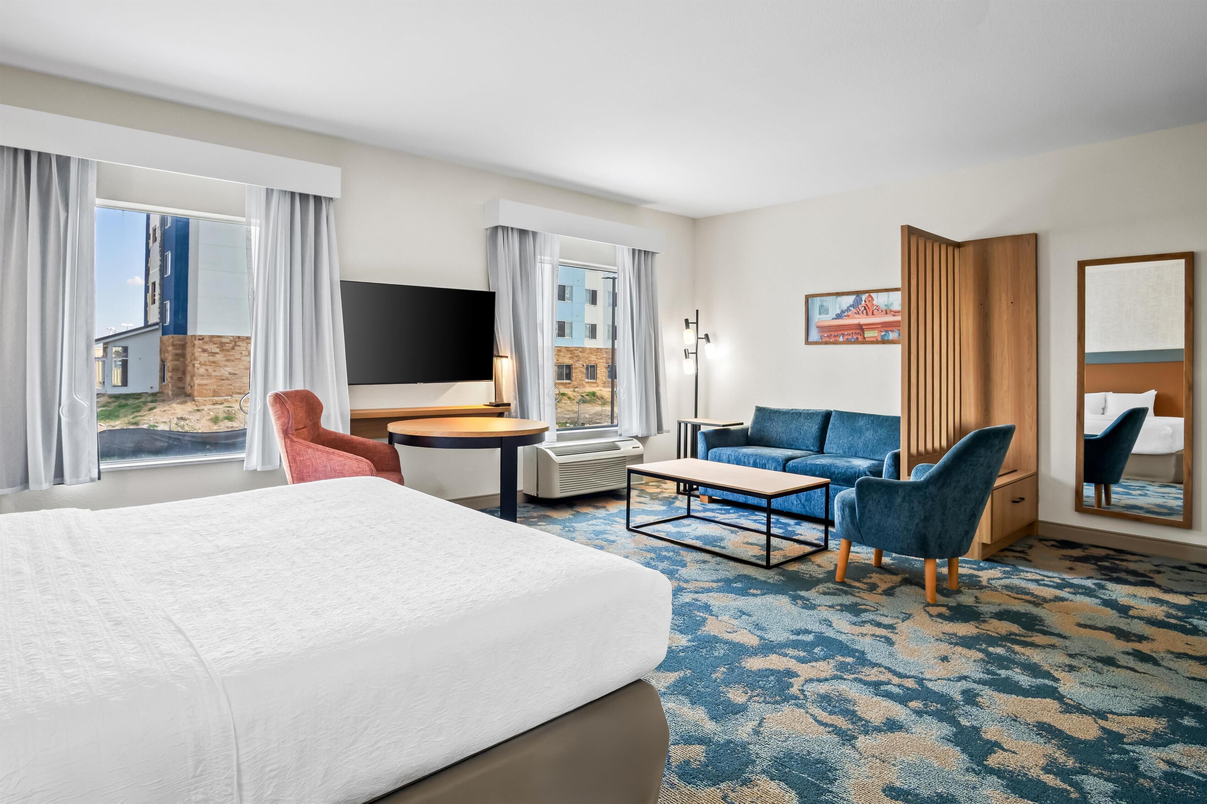 Huone, 1 suuri parisänky, esteetön, tupakointi kielletty | Oleskelualue | 32–tuumainen LCD-televisio, jossa kaapelikanavat