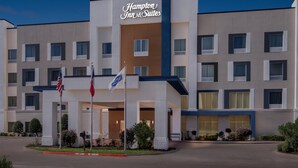 A Hampton Inn & Suites hotel with a modern facade, multiple windows, and a prominent entrance. - Hampton Inn & Suites Waxahachie (Waxahachie)
