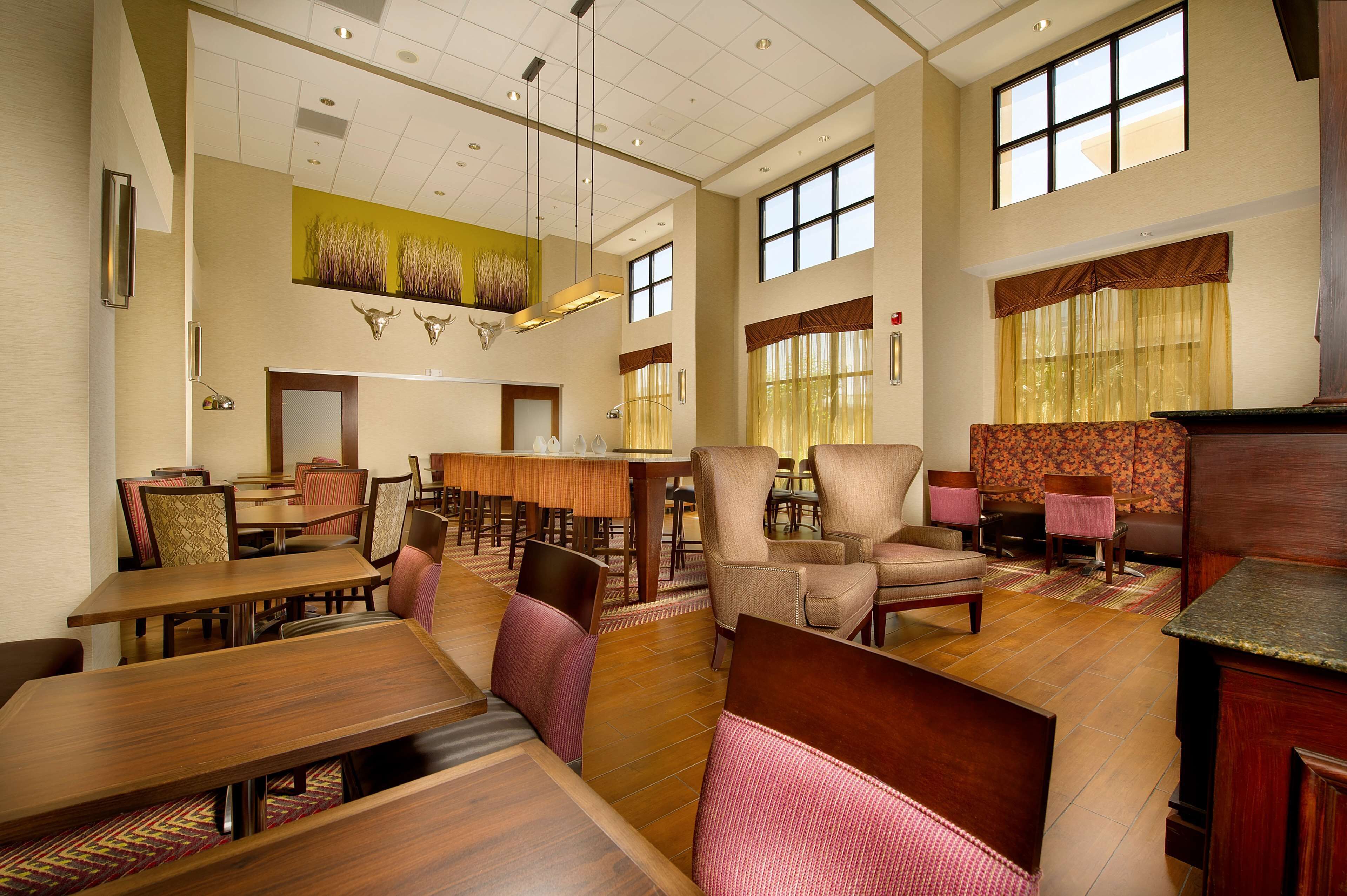 Photo - Hampton Inn and Suites San Antonio Airport