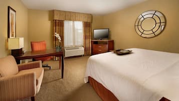 Escritorio, cortinas opacas, tabla de planchar con plancha