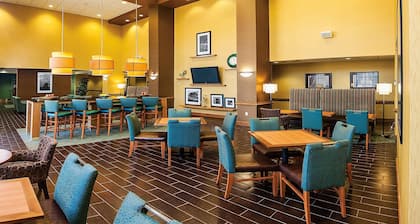 Hampton Inn & Suites Chesapeake-Square Mall